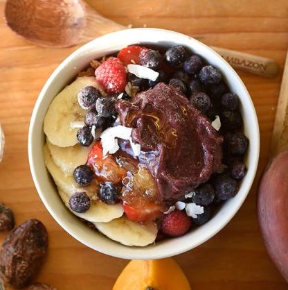 AÇAÍ BOWL S ČERSTVÝM OVOCEM A MEDEM